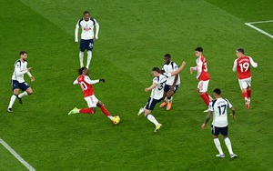 Antony xin lỗi sau khi tung người móc bóng trúng mặt đối thủ - Ảnh 2.