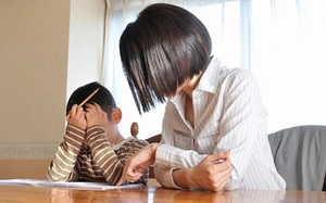 Cho trẻ em ngồi phía trước xe máy có thể bị phạt đến 10 triệu đồng - Ảnh 2.