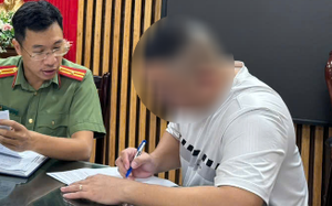 Truy tìm 2 đối tượng cướp tiệm vàng - Ảnh 2.