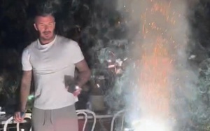 Kinh hoàng khách hàng hất cốc cà phê nóng vào người nữ quản lý - Ảnh 2.