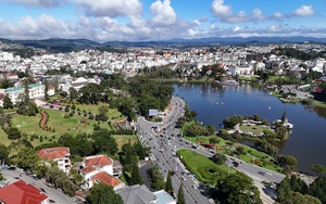 Mưa lớn kéo dài, người dân Lâm Đồng tất tả chạy lũ- Ảnh 11.