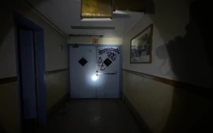 Đào đất tìm vàng, người đàn ông nhặt được thứ còn quý hơn vàng ngàn lần - Ảnh 4.