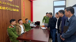 Khởi tố tài xế ô tô cố tình tông thẳng vào một nhóm người - Ảnh 2.