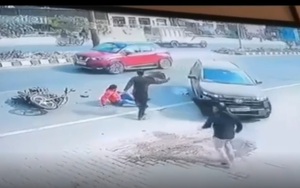 Biểu hiện "lạ" kh&oacute; hiểu của t&agrave;i xế trong vụ &ocirc; t&ocirc; lật sau khi 3 xe t&ocirc;ng nhau - Ảnh 3.