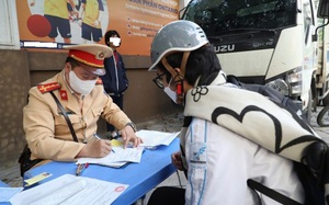 Th&ecirc;m 3 nghi phạm bị bắt v&agrave; đầu th&uacute; trong vụ d&agrave;n cảnh mua b&aacute;n thi&ecirc;n thạch, cướp 1,5 tỷ đồng - Ảnh 4.