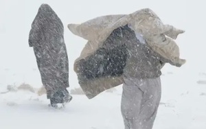 Thời tiết dị thường ở Trung Đ&ocirc;ng: Tuyết phủ sa mạc, Iran sơ t&aacute;n 40.000 người- Ảnh 3.