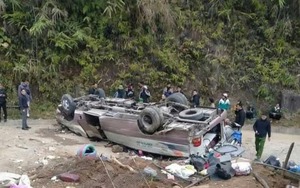 Vụ lật xe kh&aacute;ch chở 22 người: Bất ngờ t&agrave;i xế 8X khai buồn ngủ n&ecirc;n mất l&aacute;i - Ảnh 2.