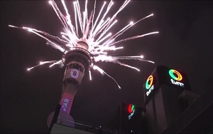 Countdown 2026 l&agrave;m &ldquo;n&oacute;ng&rdquo; Hồ Gươm, d&ograve;ng người ken đặc chờ thời khắc giao thừa- Ảnh 12.