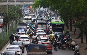 Người d&acirc;n &ugrave;n &ugrave;n quay trở lại H&agrave; Nội, giao th&ocirc;ng cửa ng&otilde; căng thẳng- Ảnh 11.