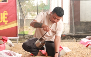 Những người phụ nữ vùng biển cần mẫn vá lành lưới, giữ sinh kế bền vững - Ảnh 10.