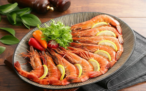 5 nh&oacute;m người kh&ocirc;ng n&ecirc;n ăn t&ocirc;m d&ugrave; th&iacute;ch đến mấy kẻo "rước bệnh v&agrave;o người" - Ảnh 3.