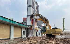 Một ngôi nhà 3 tầng bị nghiêng khi thi công Vành đai 3 Tp.HCM