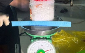 Kiểm tra phòng trọ, phát hiện nam thanh niên chôn gần 1kg ma túy sau nhà vệ sinh