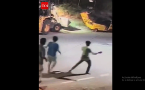 Giữa đêm khuya, nam thanh niên 17 tuổi lái máy xúc gây tai nạn liên hoàn
