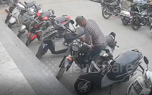 Nguyên nhân khiến tội phạm trộm cắp xe máy ở Huế có chiều hướng gia tăng- Ảnh 2. Người đàn ông bẻ khóa, trộm xe máy nhanh như chớp trên phố