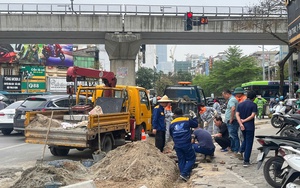 H&agrave; Nội x&eacute;n h&egrave;, chặt c&acirc;y giải &ldquo;điểm đen&rdquo; &ugrave;n tắc giao th&ocirc;ng- Ảnh 14.