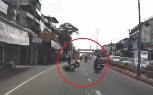 Người đàn ông vung chân đạp ngã người đi xe máy trên phố