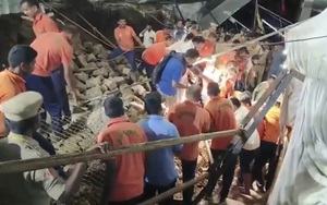 Bức tường dài hơn 6 mét bất ngờ đổ sập khiến 8 người tử vong