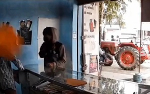 Cướp ném bột ớt vào mặt chủ cửa hàng rồi lấy đi 20 triệu đồng