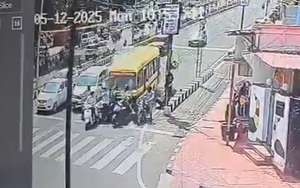 Xe buýt đâm trúng 8 phương tiện đang dừng đèn đỏ, nữ bác sĩ tử vong