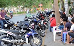 Đỗ xe máy dưới lòng đường bị phạt bao nhiêu?