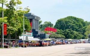 Hàng nghìn người dân xếp hàng vào Lăng viếng Bác 