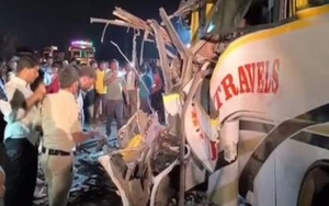Xe buýt tông vào đuôi xe tải chở xi măng, 4 người tử vong