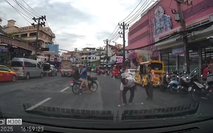 Thấy tiền mặt rơi khắp đường, người phụ nữ có hành động gây sốc