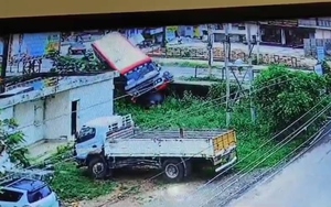 Xe buýt mất lái đâm trúng 2 xe máy khiến 4 người thương vong