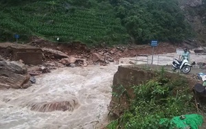 Lào Cai: Lũ ống cuốn trôi cầu dân sinh, chia cắt 3 thôn ở xã vùng cao Y Tý
