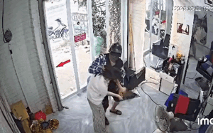 Nữ chủ tiệm cắt tóc bị đàn ông lạ mặt xông vào tiệm hành hung