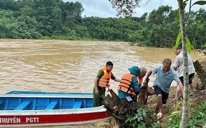 Hà Tĩnh: Bị nước lũ bủa vây, người đàn ông may mắn được cứu