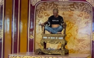 Làm rõ người đàn ông ngồi trên ngai vàng ở điện Thái Hoà rồi la hét, đập phá