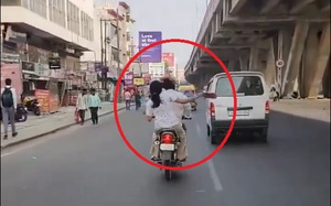 Ngồi sau xe máy, vợ bất ngờ rút dép đánh chồng tới tấp