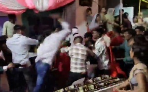 Khách cầm ghế đả dữ dội trong đám cưới, cô dâu chú rể thoát chết
