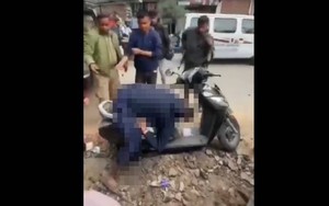Thấy người đàn ông gục trên xe máy, người dân lại kiểm tra thì sốc nặng