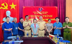 Người phụ nữ bị chảy máu não được CSGT đưa đi cấp cứu kịp thời- Ảnh 2. CSGT Nghệ An góp tiền lương, đỡ đầu 2 học sinh có hoàn cảnh đặc biệt khó khăn