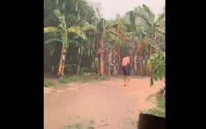 Chơi đùa dưới mưa, nam thanh niên suýt bị sét đánh trúng