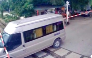 Tước giấy phép lái xe tài xế vượt chắn tàu, gây hỏng cần barie