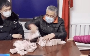 Bé trai nhặt được túi vải chứa 941 triệu đồng tiền mặt và cái kết