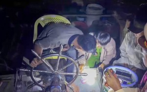 Bắt quả tang 2 ghe gỗ hút trộm cát trên sông Cổ Chiên