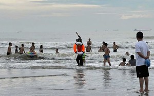 Hơn 20 người bị đuối nước tại biển Cửa Lò được cứu hộ thành công