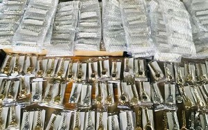 Thu giữ 450 đồng hồ giả nhãn hiệu Rolex nhập lậu qua cửa khẩu Trà Lĩnh