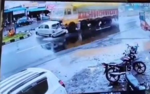 Xe tải kéo lê ô tô 100 mét trên đường, 2 người sống sót khó tin