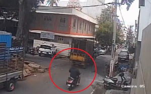 Bị cành cây rơi trúng đầu, người đàn ông đi xe máy tử vong