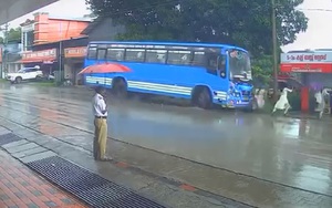 Xe buýt đâm trúng 3 người phụ nữ, CSGT đưa tay ôm đầu vì sốc