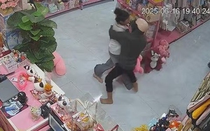 Bắt 2 đối tượng dùng dao khống chế, trói tay nữ nhân viên rồi cướp tài sản