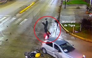 Đâm thẳng vào hông ô tô, nam shipper có màn hạ cánh khó tin