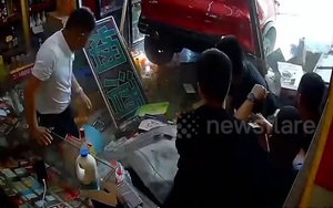 Nữ tài xế lao xe ô tô vào cửa hàng, 5 người đàn ông thoát chết