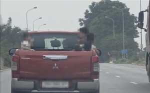 Xử phạt tài xế chở nhiều trẻ em trên thùng xe bán tải